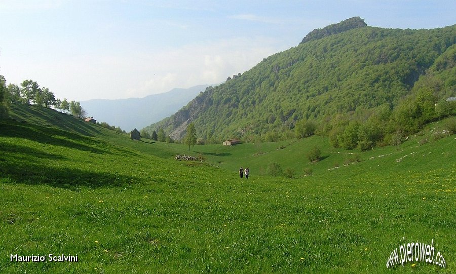 19 La conca di Cantoldo. Sulla destra il Corno Zuccone.JPG